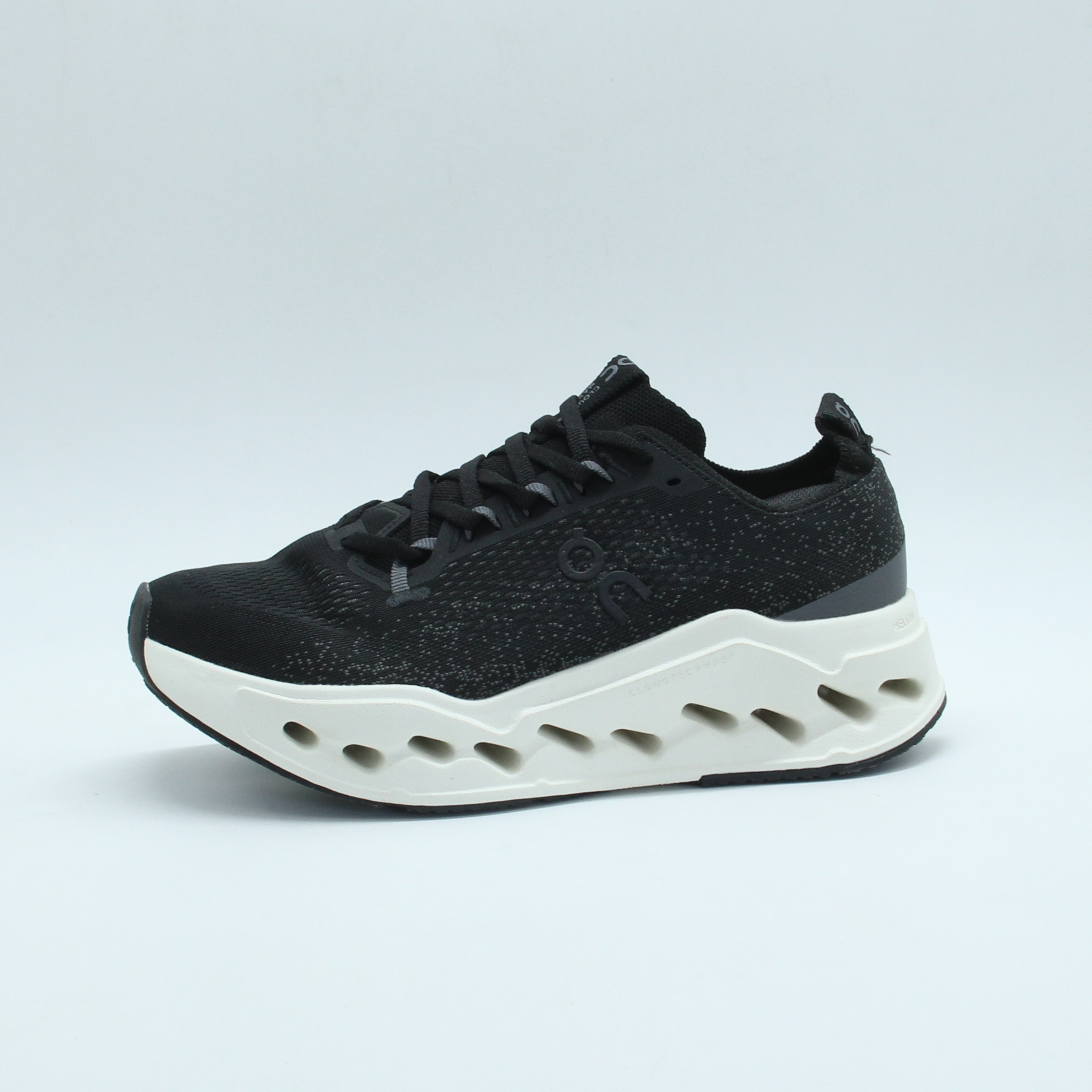 Sneakers On Cloudsurfer Max running (Black*White)