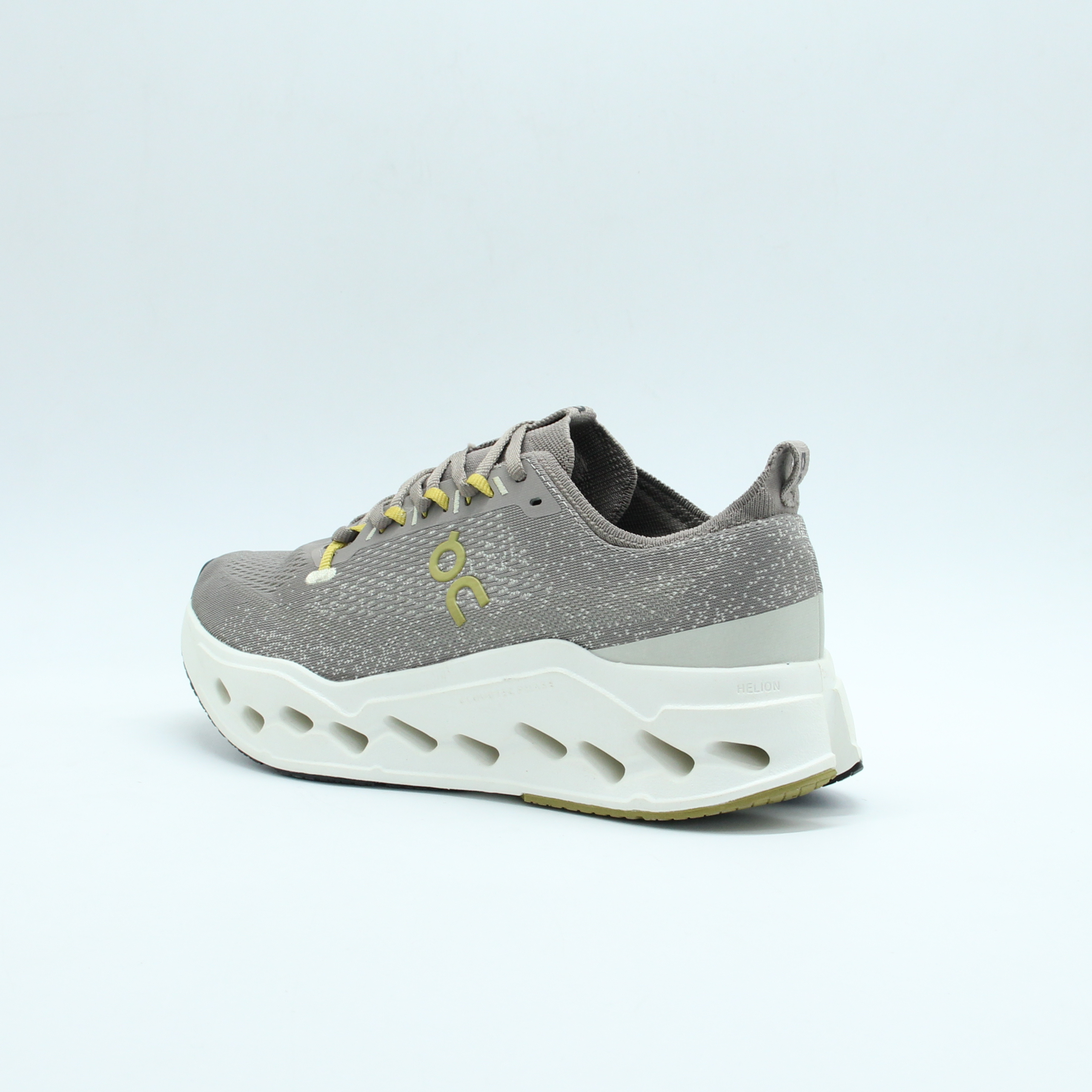 Sneakers On Cloudsurfer Max running (Café)