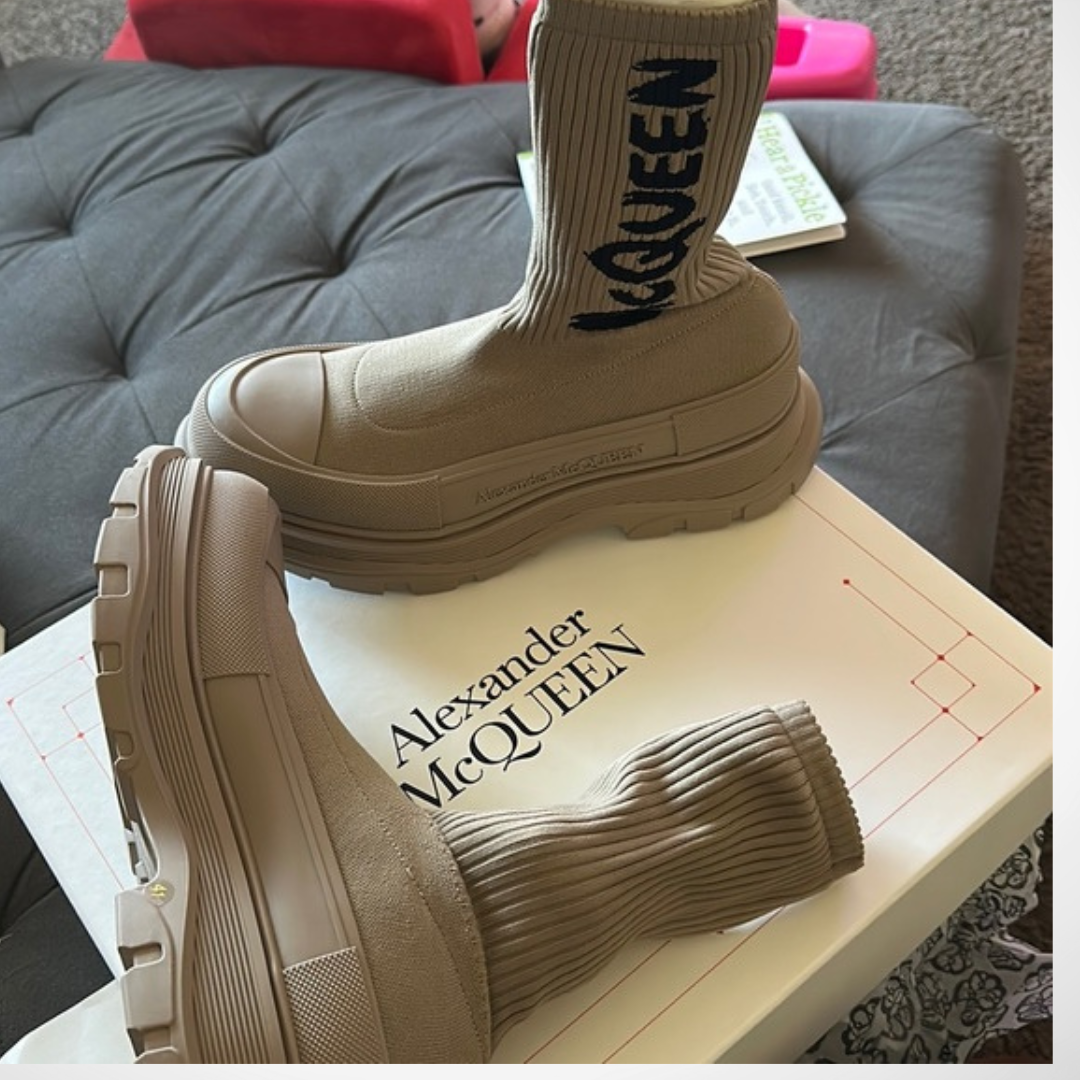Women TREAD STICK BOOT GRAFFITI (Beige)