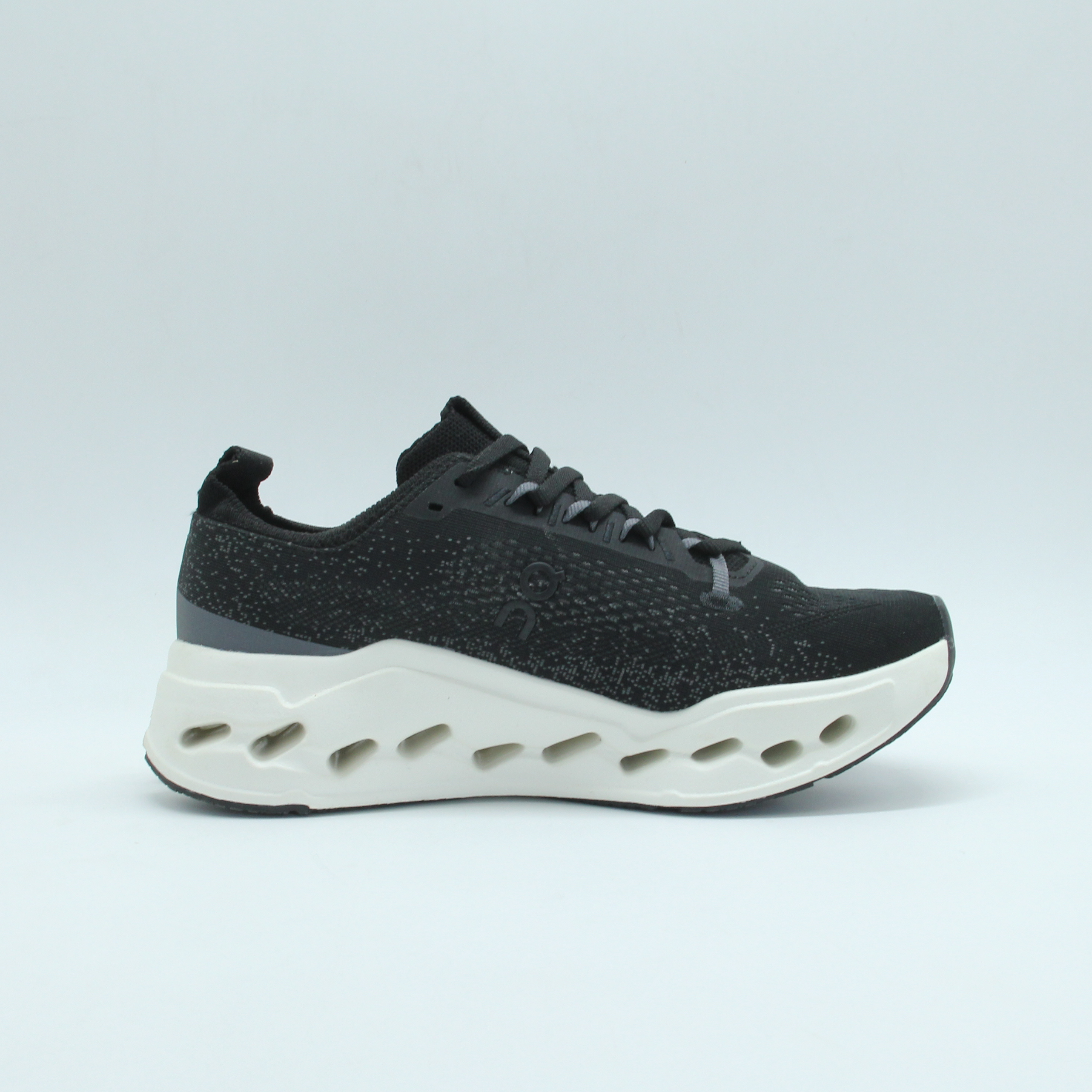 Sneakers On Cloudsurfer Max running (Black*White)