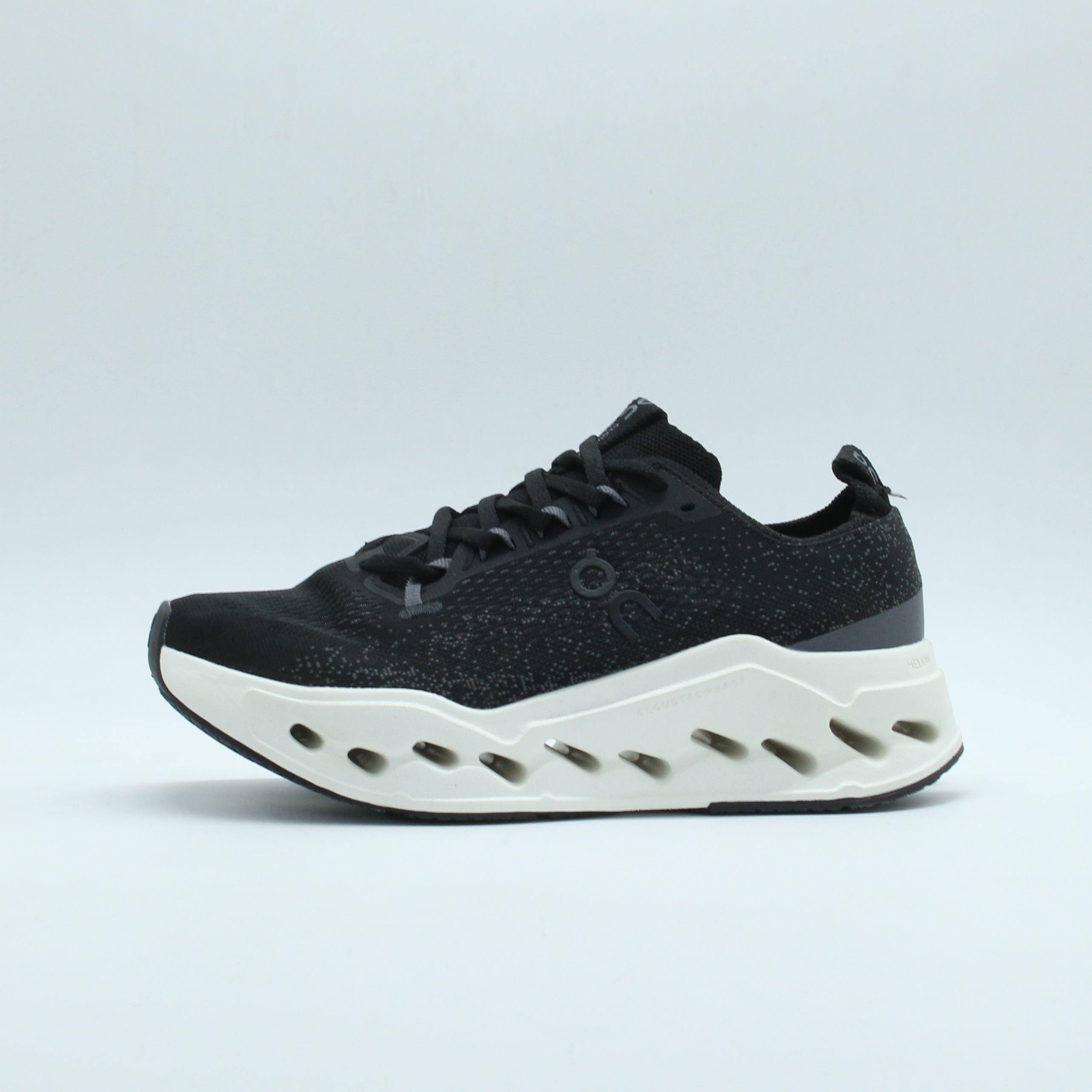 Sneakers On Cloudsurfer Max running (Black*White)