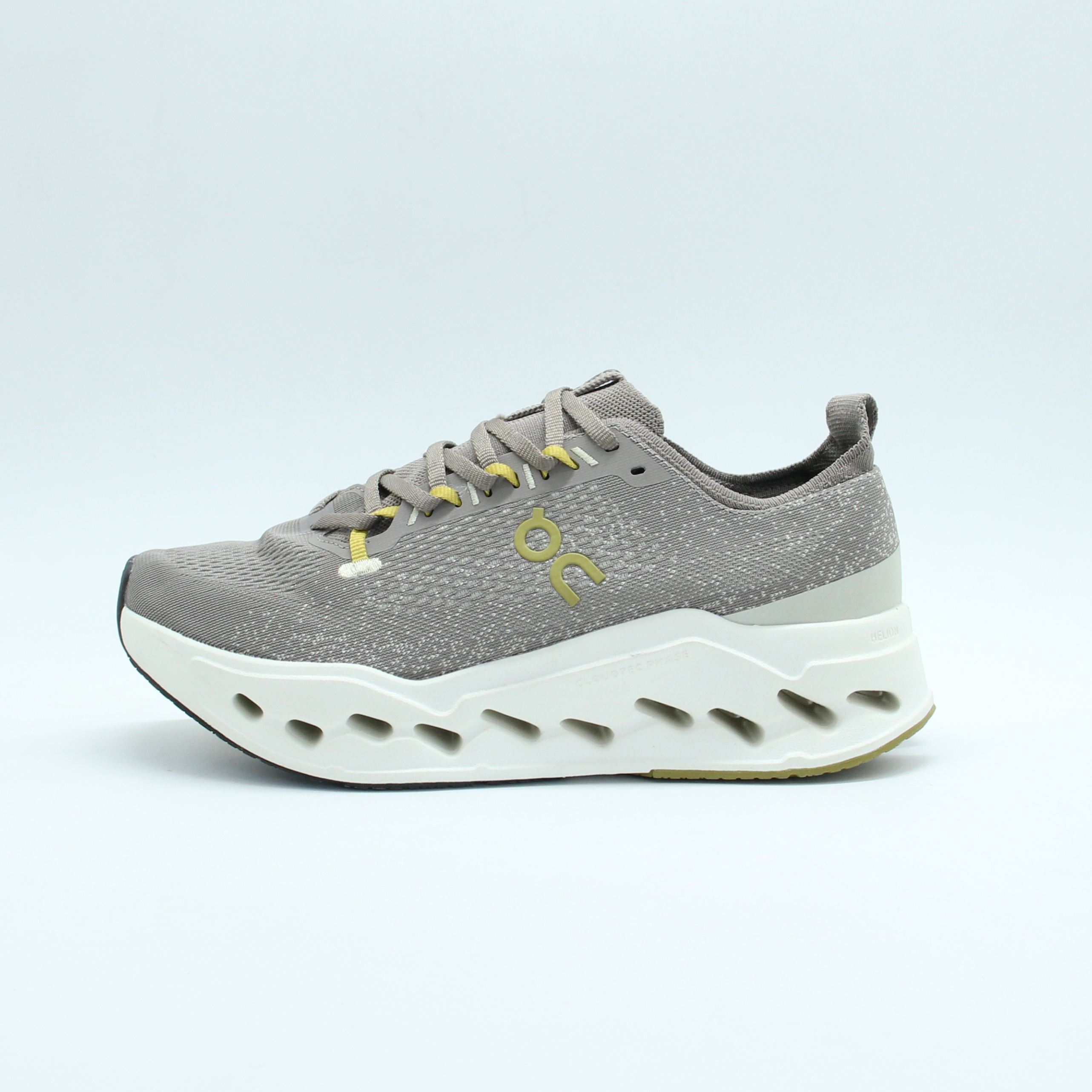 Sneakers On Cloudsurfer Max running (Café)