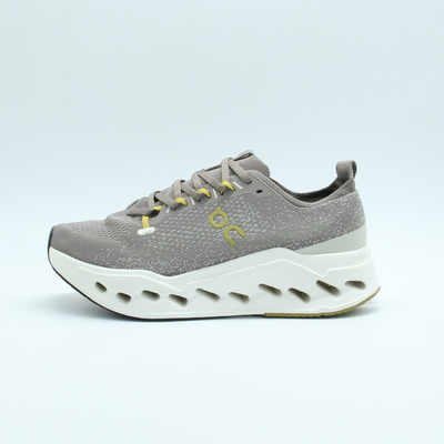 Sneakers On Cloudsurfer Max running (Café)