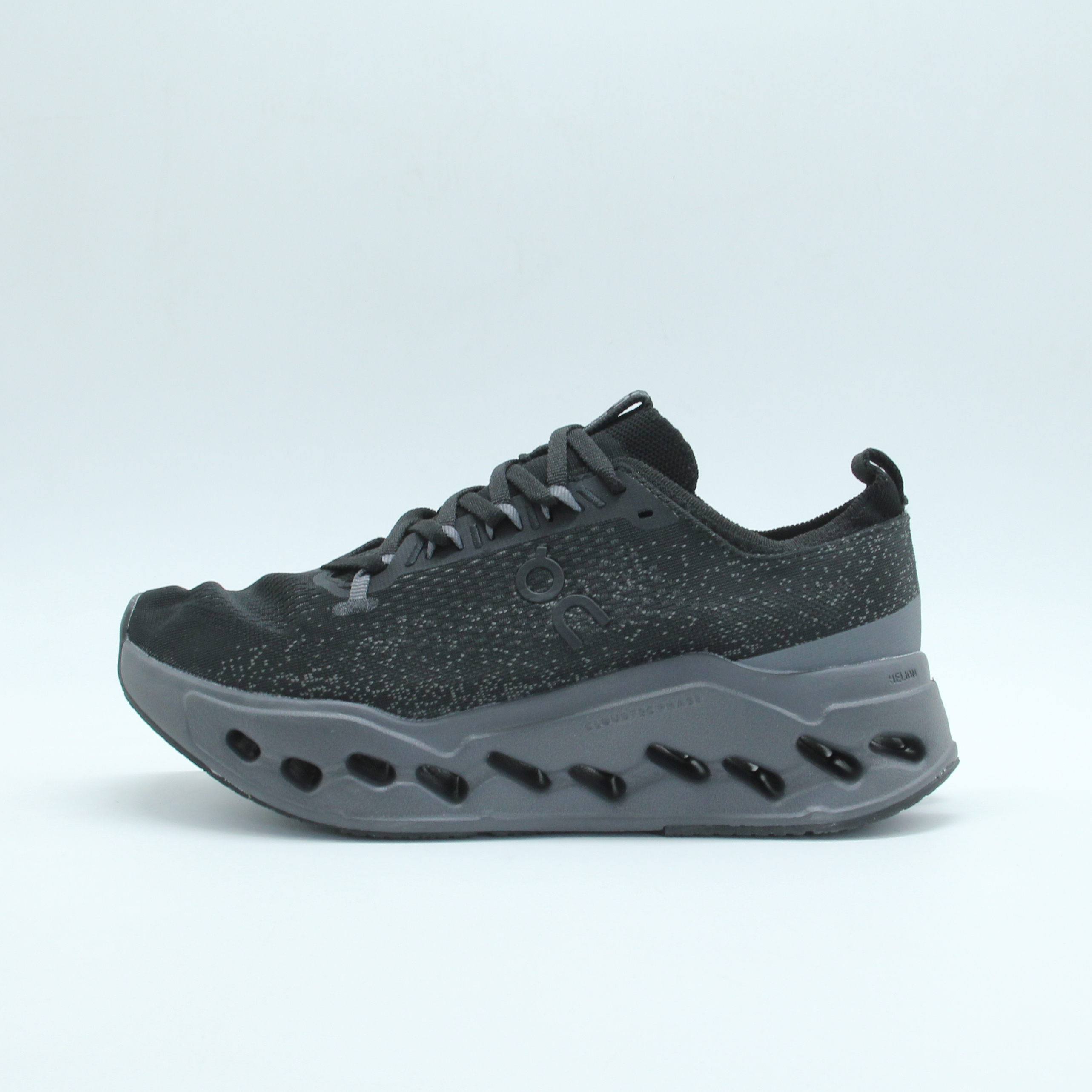 Sneakers On Cloudsurfer Max running (Full Black)