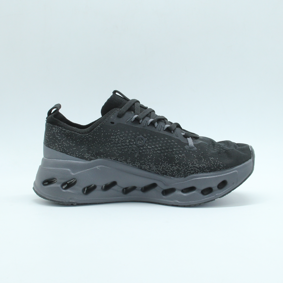 Sneakers On Cloudsurfer Max running (Full Black)
