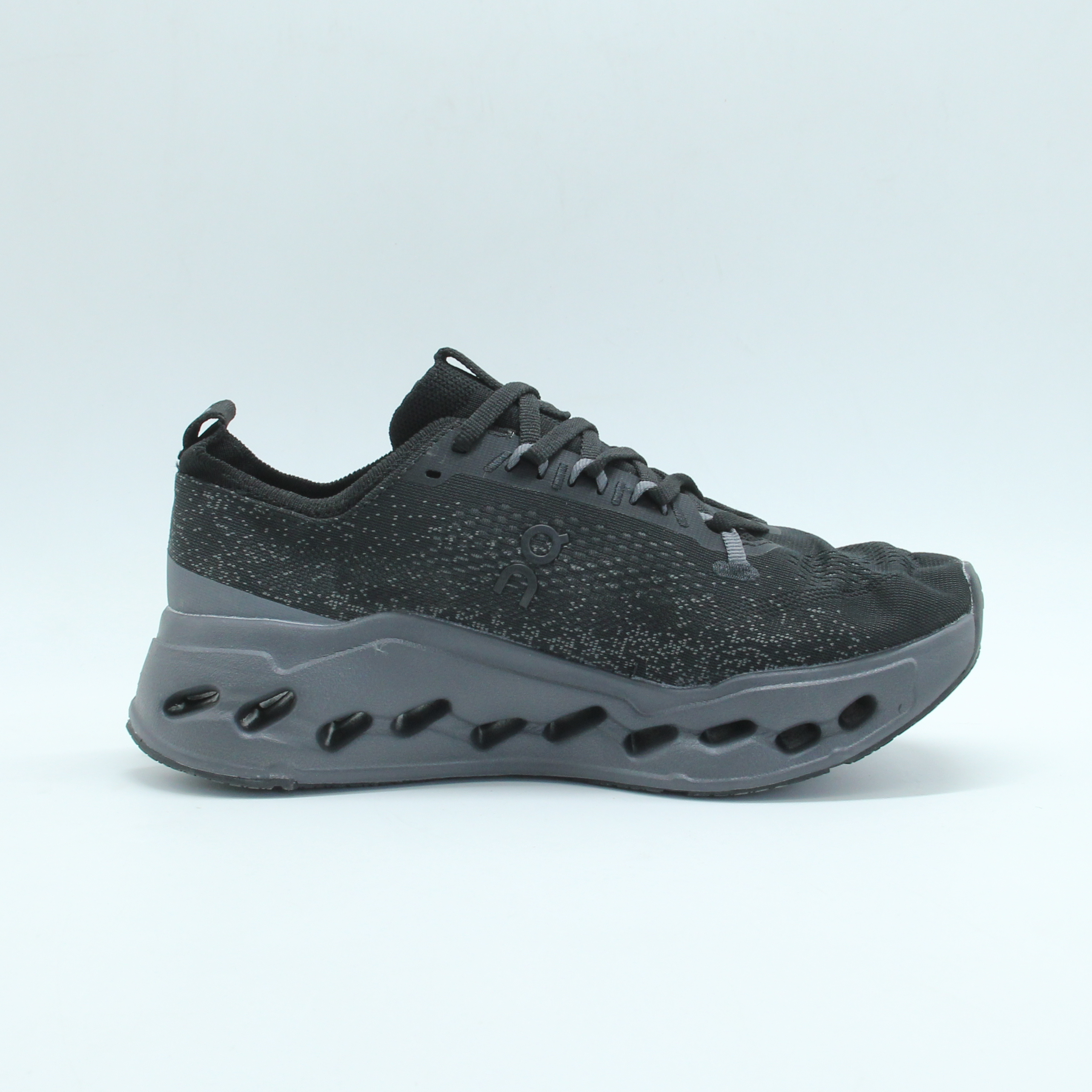 Sneakers On Cloudsurfer Max running (Full Black)