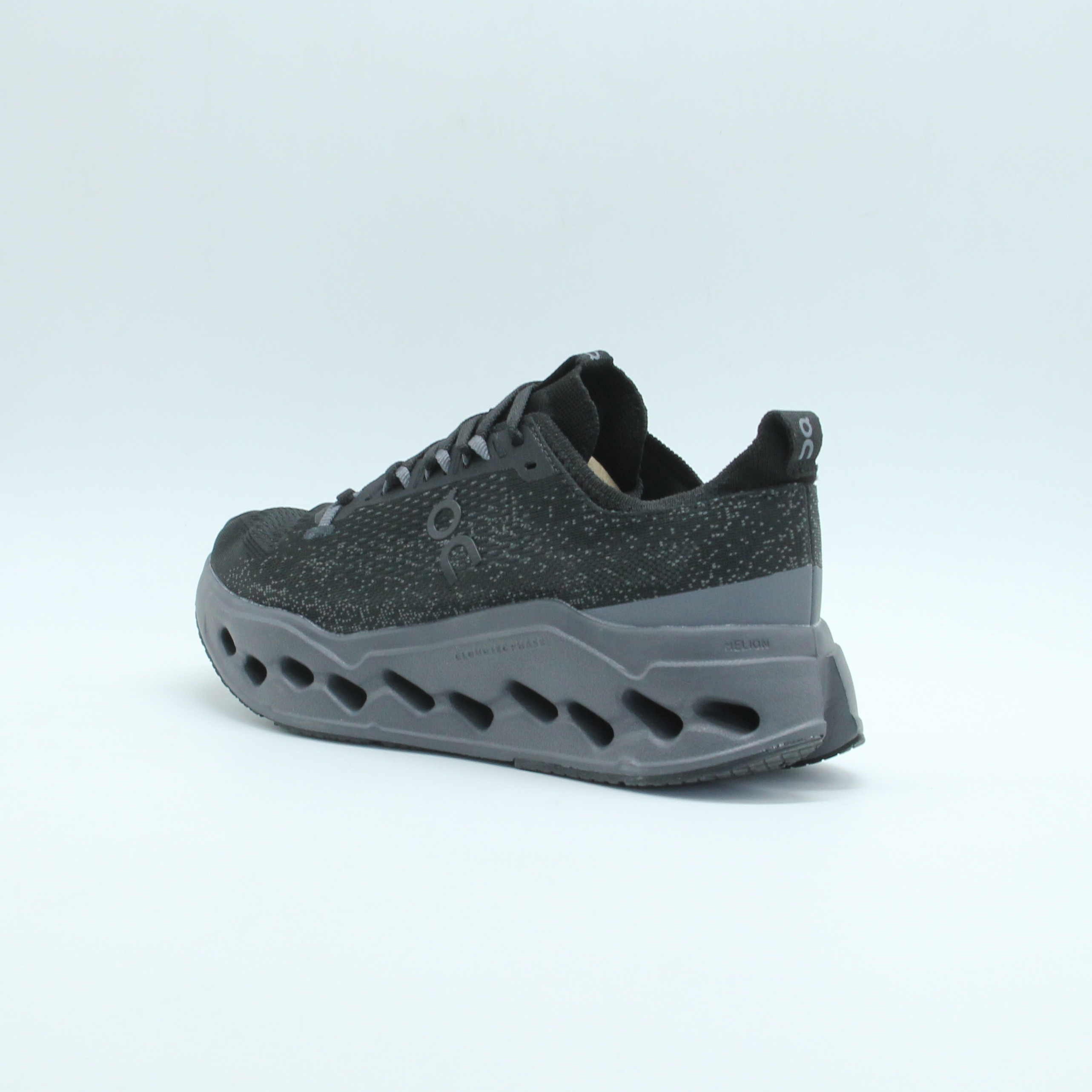 Sneakers On Cloudsurfer Max running (Full Black)