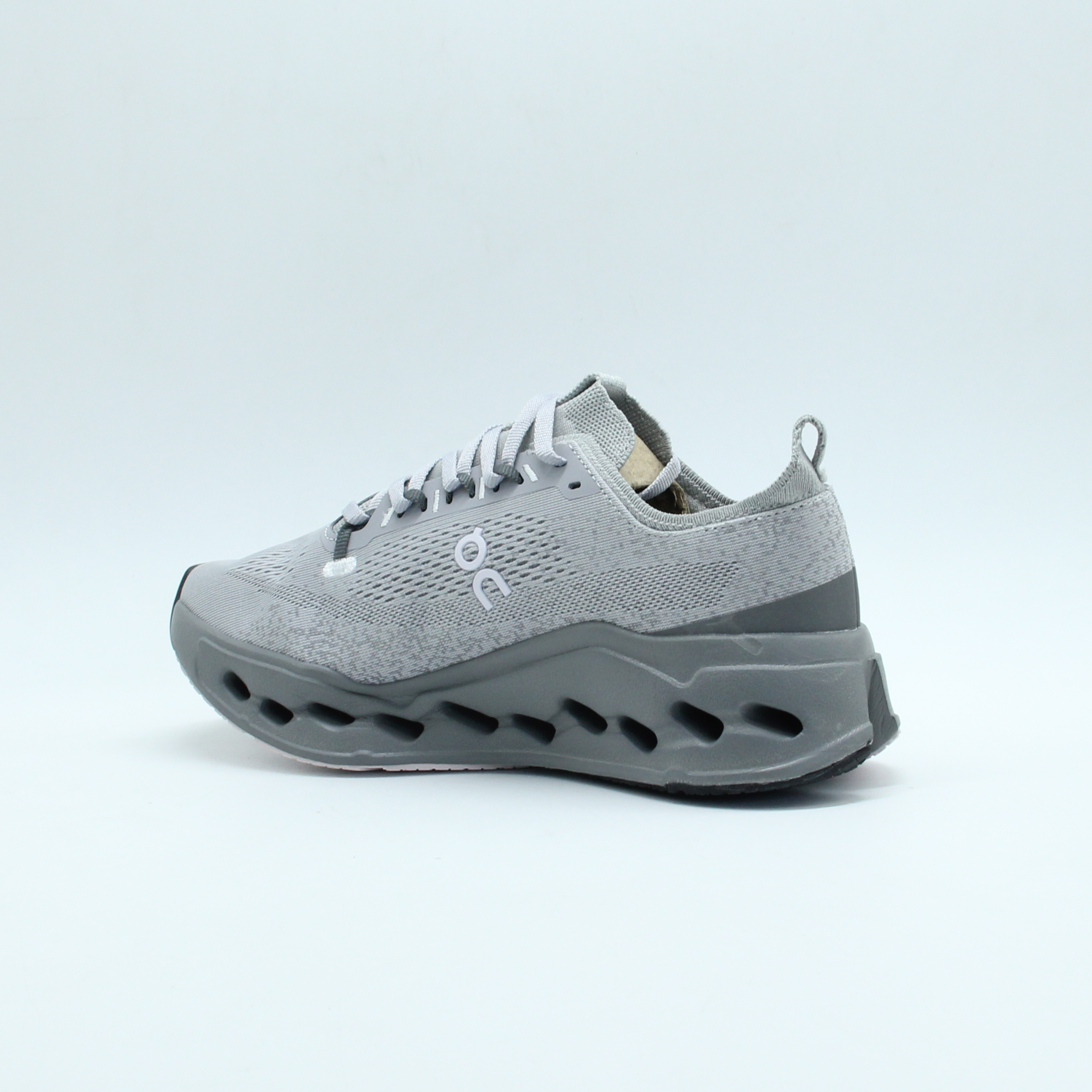 Sneakers On Cloudsurfer Max running (Grey)