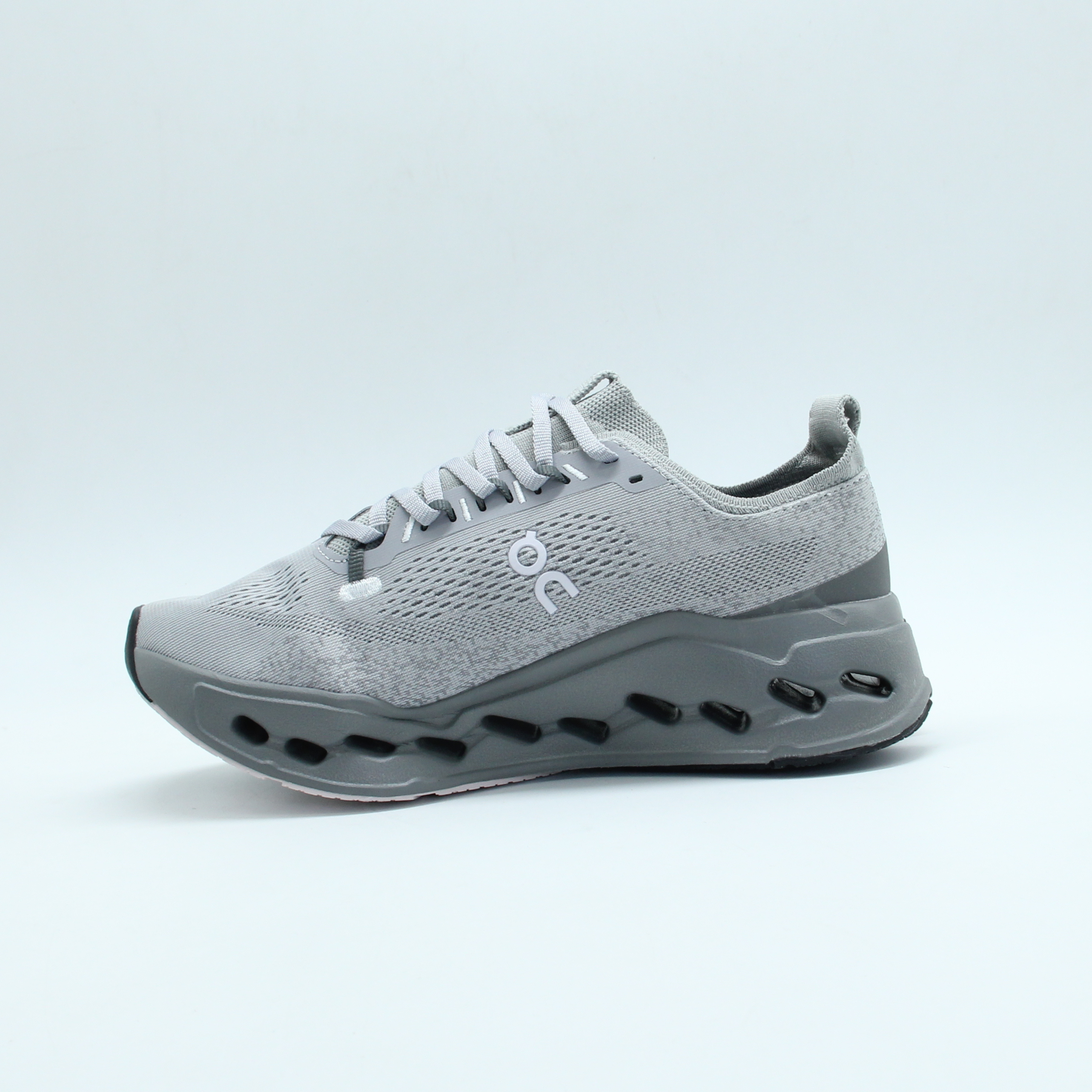 Sneakers On Cloudsurfer Max running (Grey)
