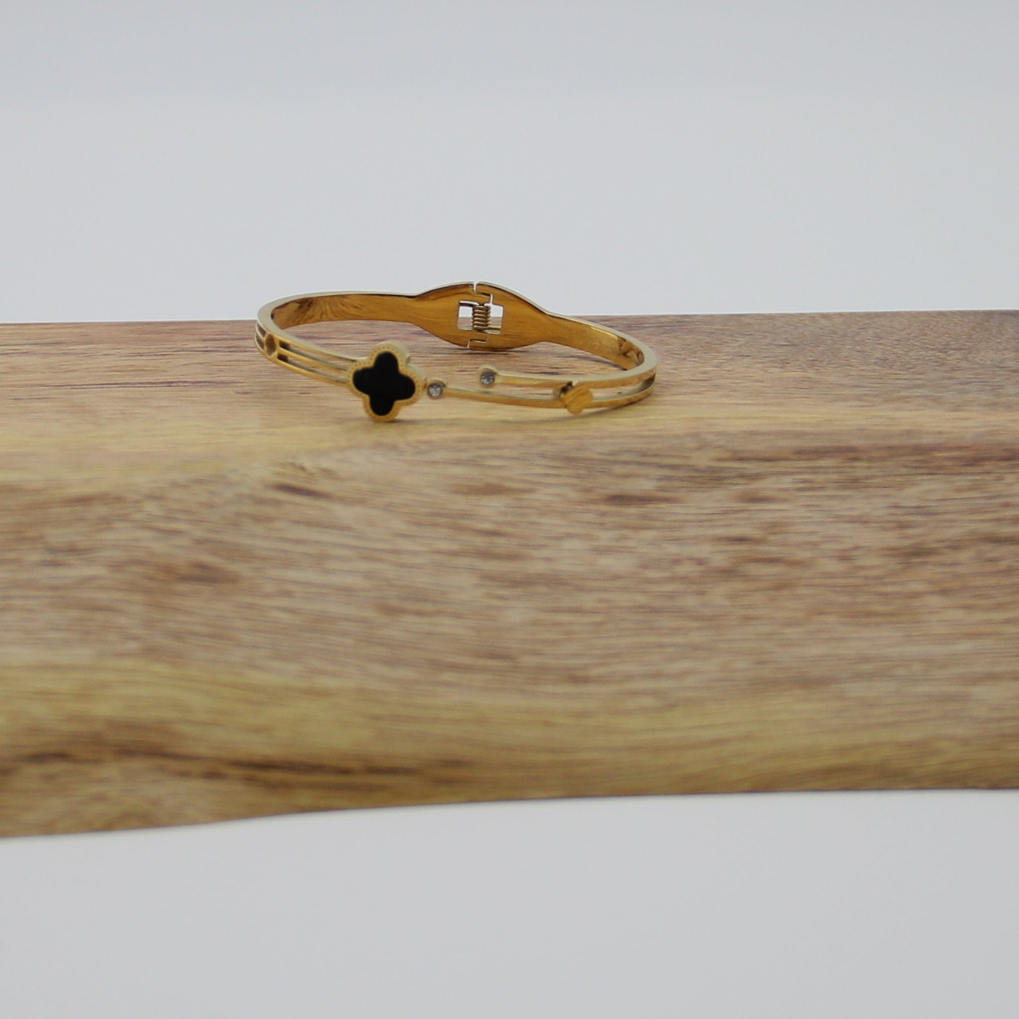 Outlet W&B Female Bracelets Golden Bracelet With Black Star