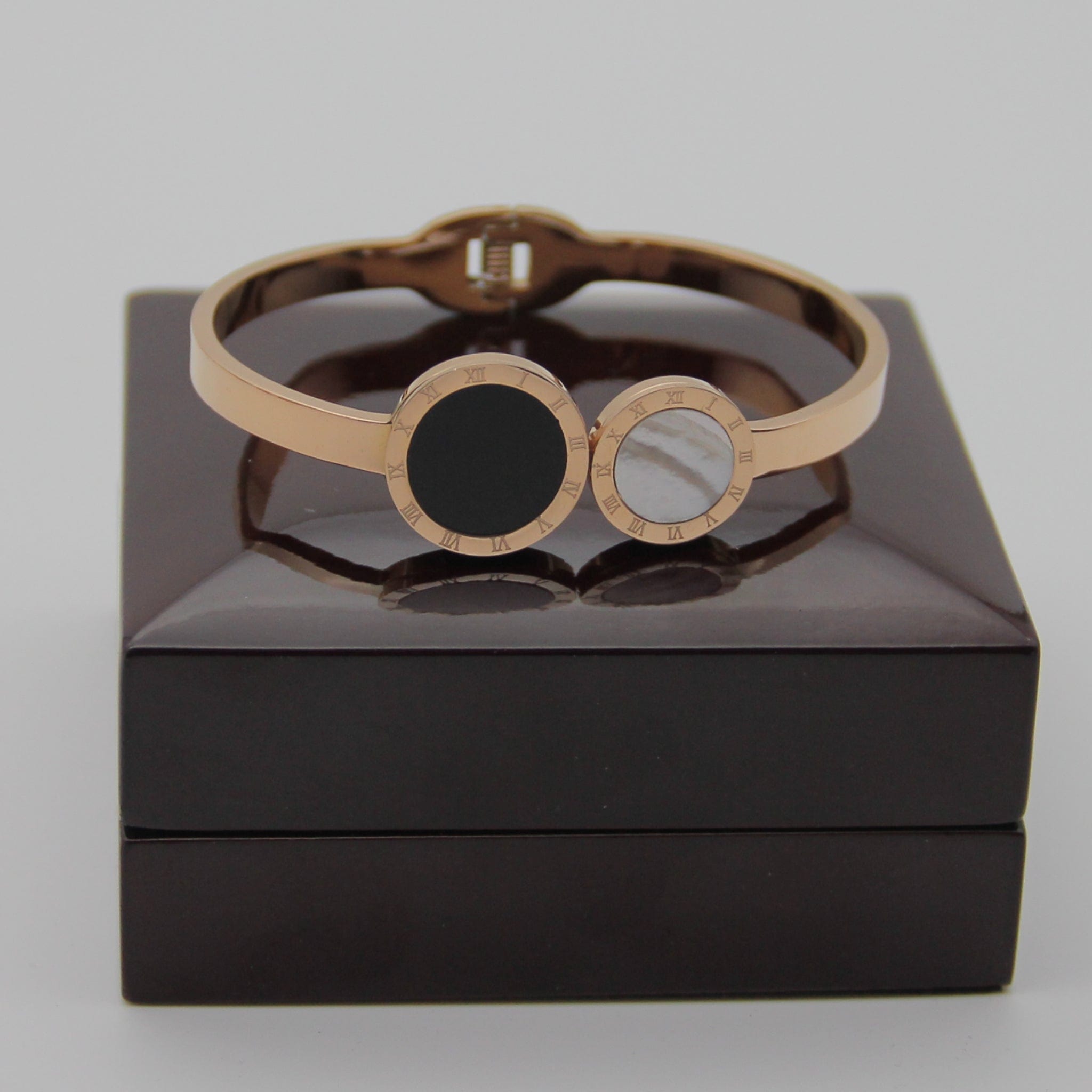 Outlet W&B Female Bracelets Golden Two Circles Bracelet Black And White