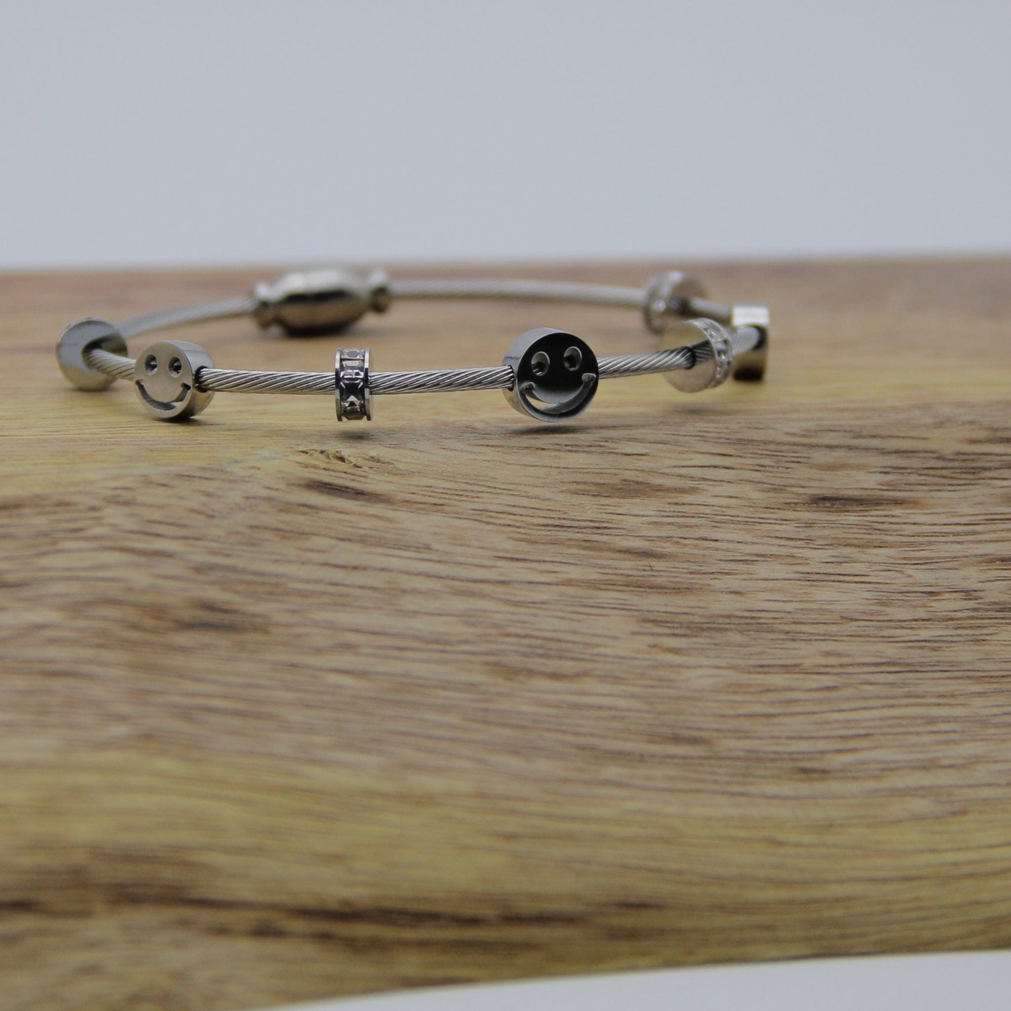 Outlet W&B Female Bracelets White Bracelet With Smiley Face