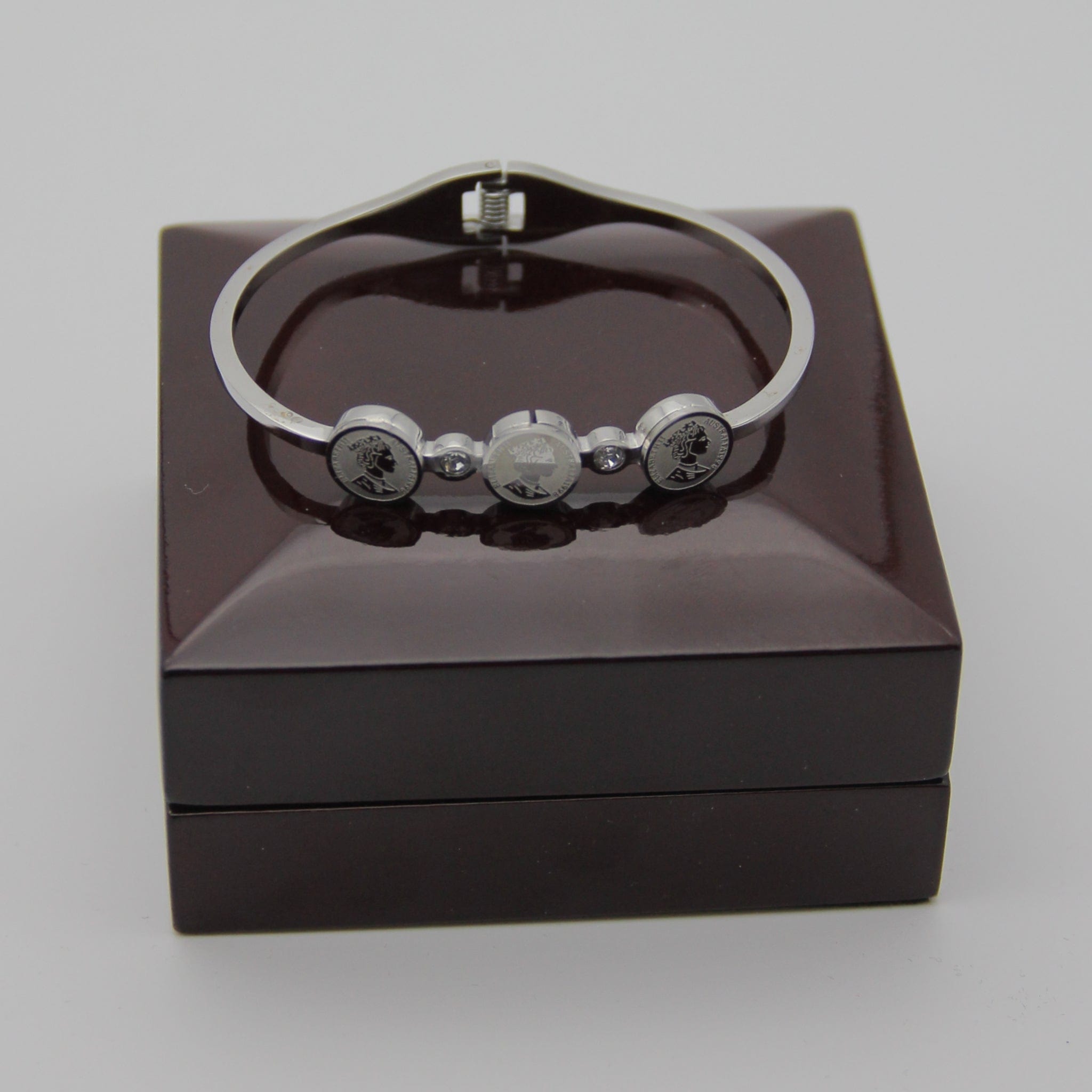 Outlet W&B Female Bracelets White King Signature Bracelet